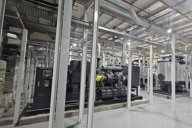 Sala de compressores de ar com secadores e tubulações isoladas