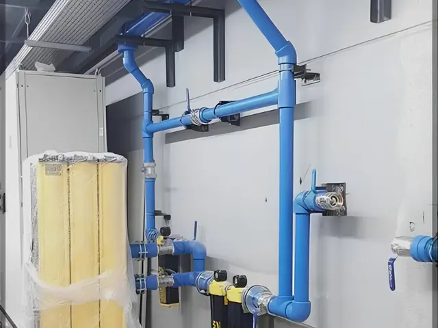 Tubulação azul com filtro e válvulas em painel técnico