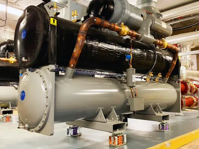 Chiller industrial de grande porte em sala de máquinas