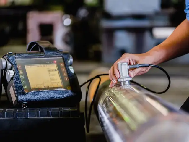 Equipamento portátil de ensaio por ultrassom sobre tubulação