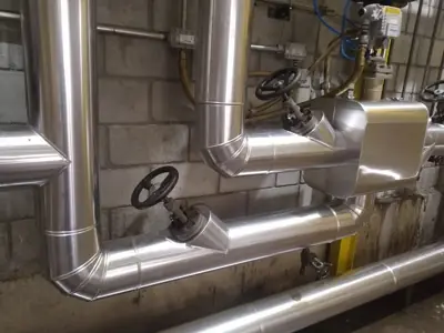 Tubulação com isolamento térmico metálico