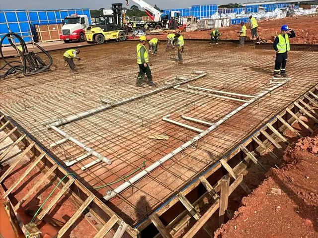 Armação e formas de uma laje industrial em obra