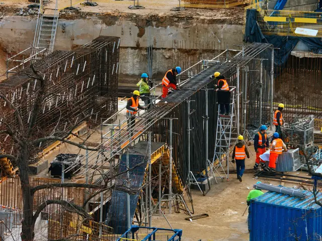 Escavação com escoramento e equipes trabalhando