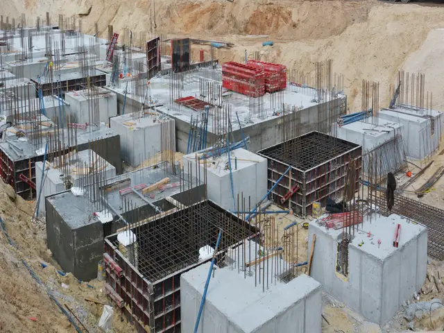 Vista aérea de fundações e formas de concreto
